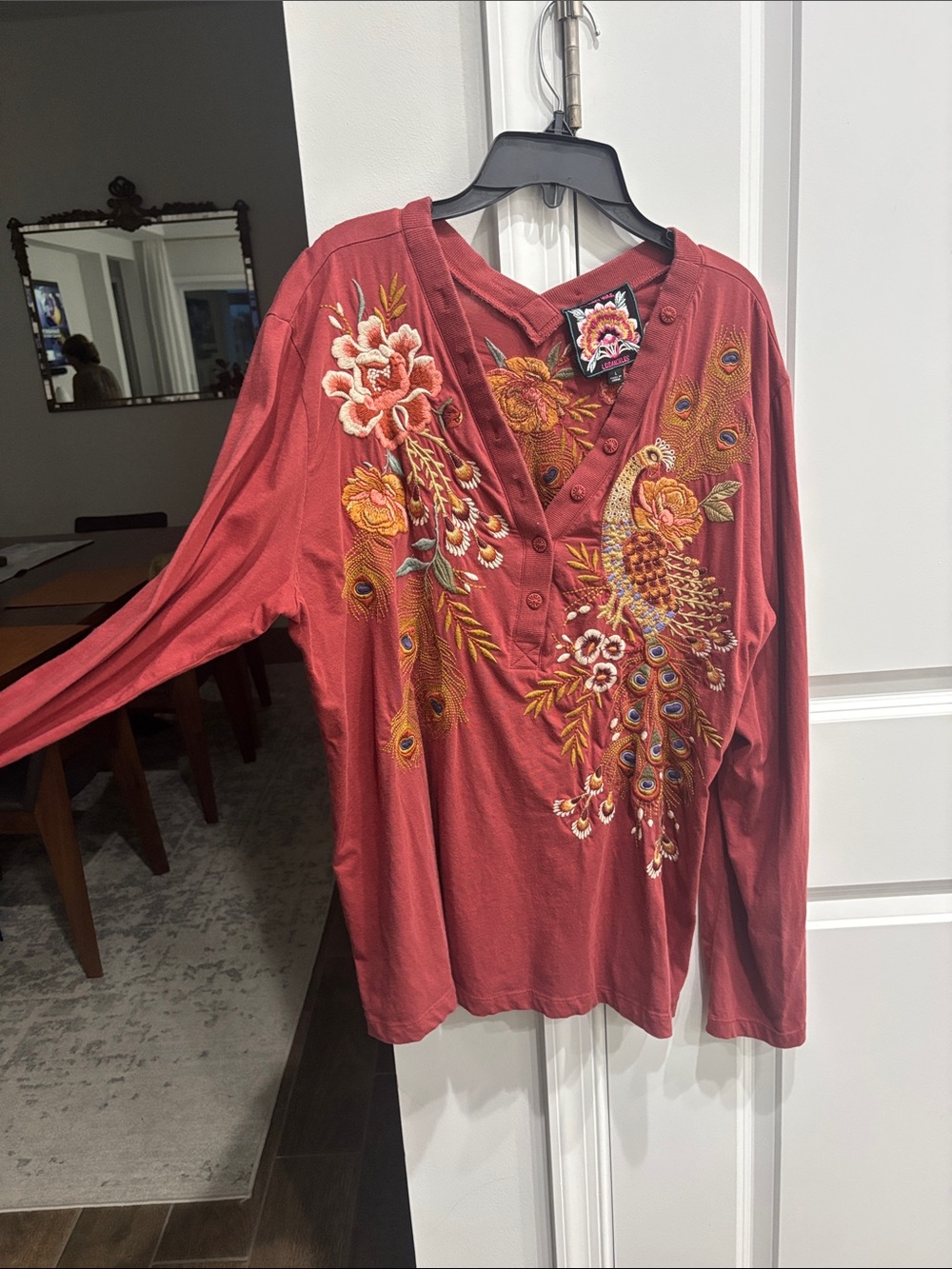 ANANKE BUTTON NECK LONG SLEEVE TEE